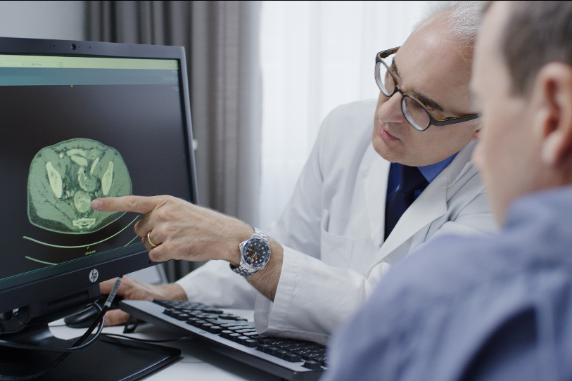 Le chef de la clinique de chirurgie, Carsten Viehl, apparaît dans l'une des vidéos à côté d'un patient atteint d'une tumeur à l'intestin. (Photo: Centre hospitalier Bienne / Daniel Reichenbach)