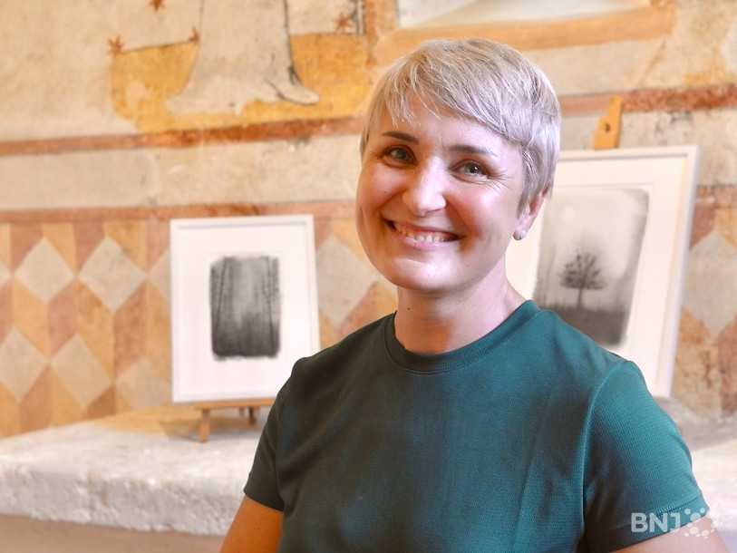 Natalia Rais présente ses tableaux à la Vieille Église à Courrendlin.
