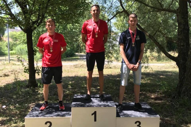 Maxence Hofer monte sur la troisième marche du podium.