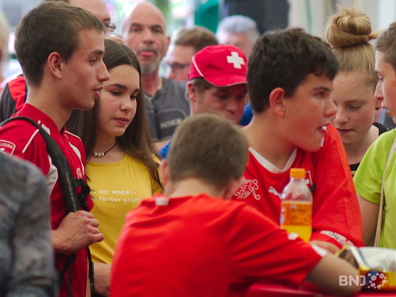 Le regard fermé des supporters de la Nati au Locle après le match