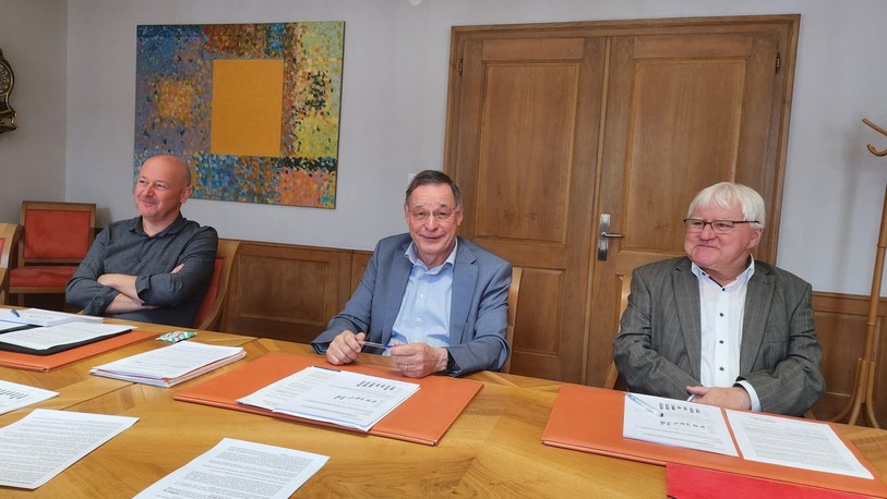 L'administrateur du trésor Fabrice Zartemi (à gauche), le conseiller municipal Pascal Eschmann (au centre) et le maire de Moutier Marcel Winistörfer avaient le sourire pour présenter les comptes 2024.