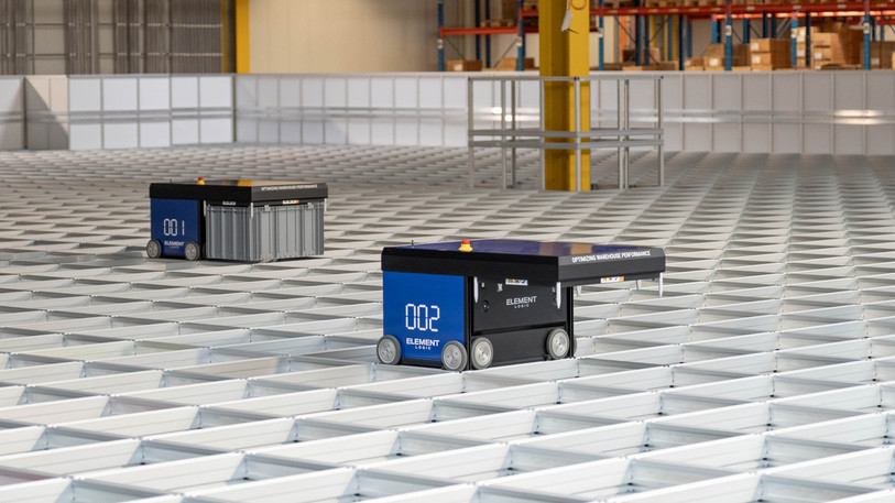Une quinzaine de robots automatisés se déplacent et sélectionnent les produits commandés parmi un dédale de 33'000 caisses. (photo : New Wave Group SA)