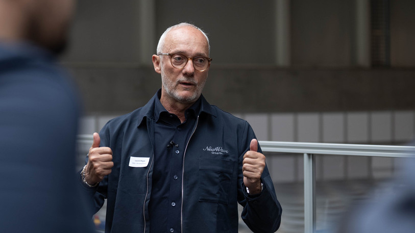 Laurent Magne, directeur de New Wave, a présenté le nouveau centre logistique de l'entreprise mardi à Cortaillod. (photo : New Wave Group SA)
