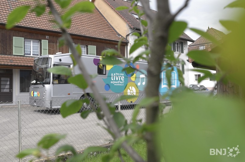 Le Bibliobus devant l'administration communale à Coeuve