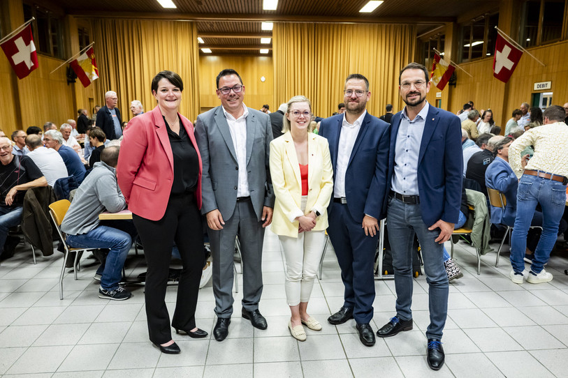 Les cinq candidats du Centre Jura pour l'élection du 19 octobre au Gouvernement jurassien. De gauche à droite : Anne Froidevaux, Stéphane Theurillat, Amélie Brahier, Clément Piquerez et Martial Courtet. (Photo : KEYSTONE/Jean-Christophe Bott).