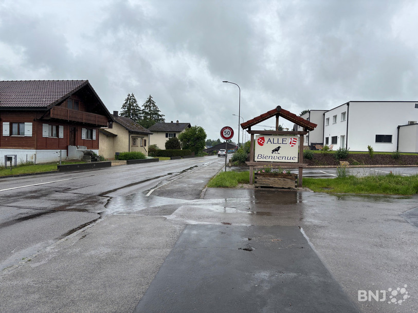 C'est une route bien abîmée qui devrait être assainie prochainement.
