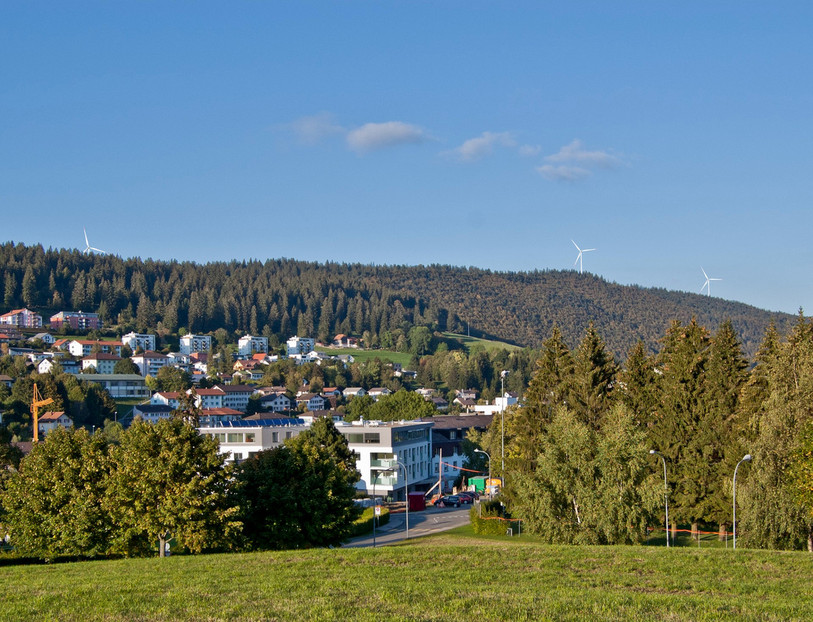 L’énergéticien BKW prévoit de construire quatre éoliennes à Tramelan et deux à Saicourt dont certaines sont visibles sur cette image prévisionnelle. (Photo : BKW.)