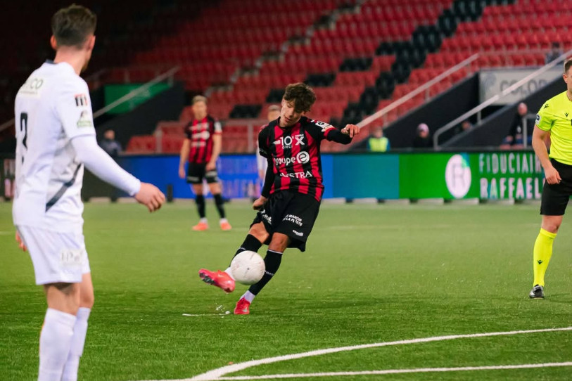 Les supporters xamaxiens se souviennent encore de coup franc inscrit quelques minutes seulement après la première entrée du jeune Altin Azemi. (photo : Neuchâtel Xamax)