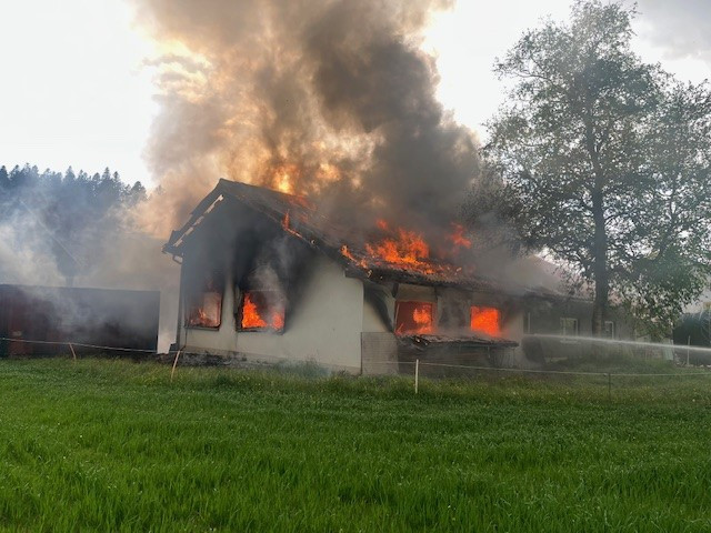 Le feu a pris dans un hangar agricole. (Photo : Police cantonale.)