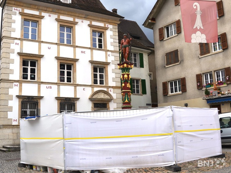 Les travaux de restauration de la fontaine qui trône devant le Musée jurassien d'art et d'histoire sont pratiquement terminés