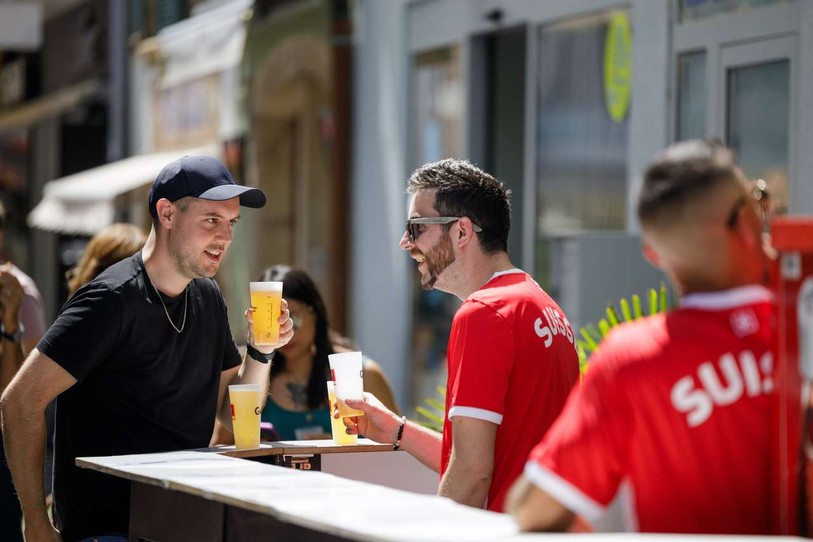 A l'été 2024, le Beer O'Clock de Bienne avait installé un écran géant sur sa terrasse, pendant l'Euro de football. (Photo : archives/ Nik Egger)