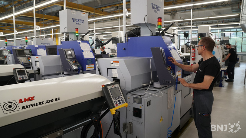 Les 50 collaborateurs d'Iseotec fabriquent des pièces métalliques comme des cadrans de montre ou des vis pour le secteur médical depuis leur atelier du Locle.
