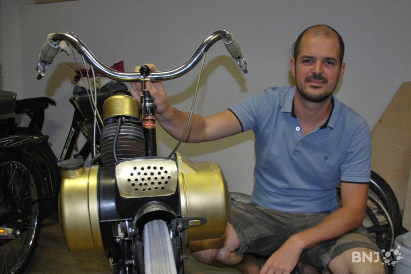 Aurélien Groussin restaure des Solex chez lui. Il participera à la course avec ses amis.