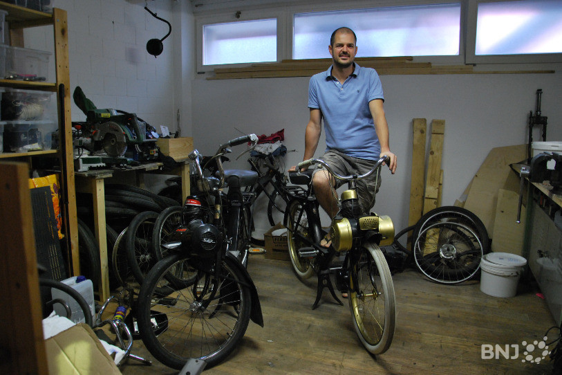 Aurélien Groussin avec ses Solex.