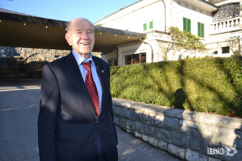 Gilbert Facchinetti lors de ses 80 ans, devant sa maison.