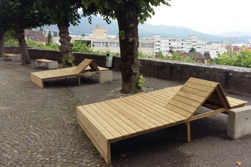 Des chaises longues ont été installées sur l'esplanade de l'Eglise.