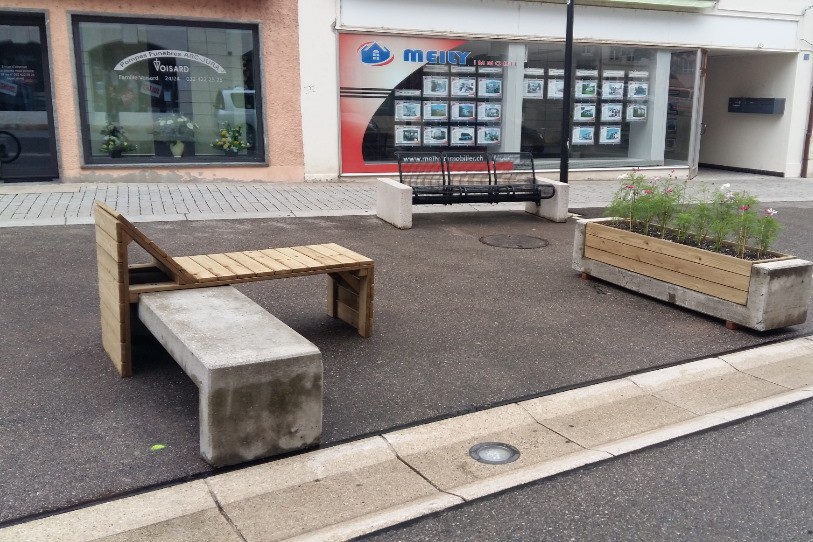 Les bancs actuels ont été réaménagés et de nouveaux bacs à fleur ont fait leur apparition.
