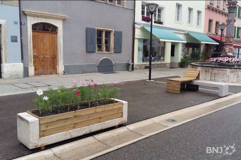 Le nouveau mobilier est en bois éphémère.