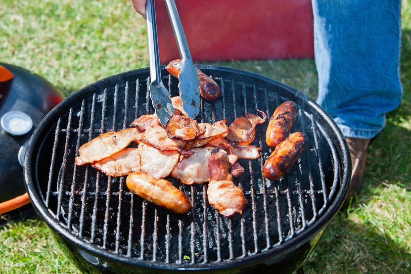 La saison des grillades commence (Image d'illustration). 