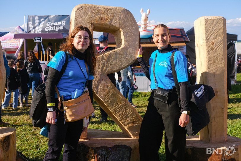 Camille (à gauche) et Manon arpentent le festival pour sensibiliser le public aux dangers de l'alcool au volant.