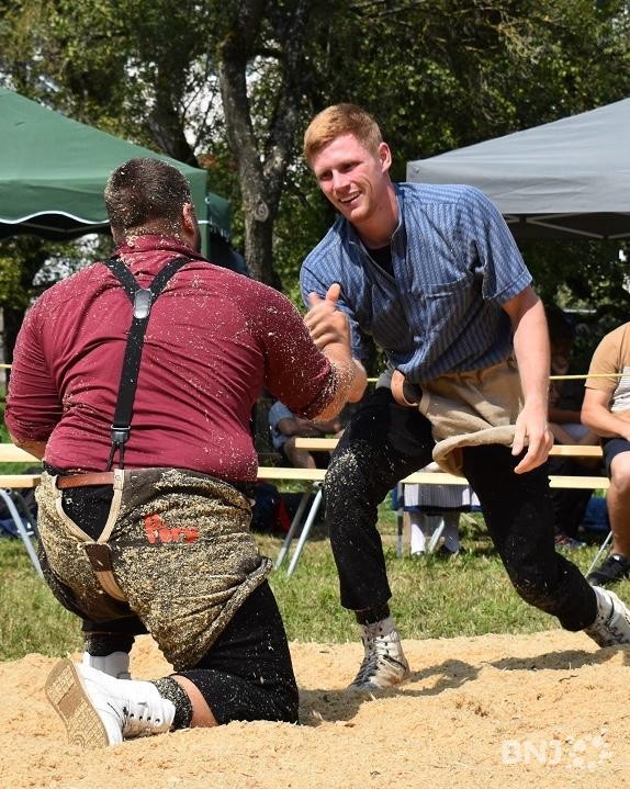 A 24 ans, il perpétue une tradition bien ancrée dans les racines suisses : la lutte. Rencontre avec un jeune lutteur de Péry-La Heutte, entre respect des rituels et passion du combat.