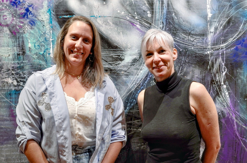 Djemila Besuchet et Sandrine Koller devant l’une des œuvres exposées.