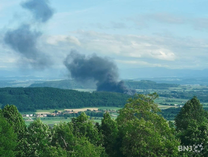 Un incendie s'est déclaré lundi vers 18h20 dans des serres en plastique à Gampelen.