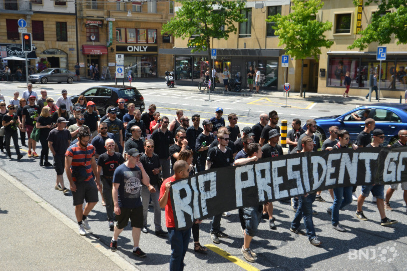 Les participants à la marche en l'honneur de Gilbert Facchinetti ont parcouru le centre-ville de Neuchâtel pour rallier le stade de La Maladière.