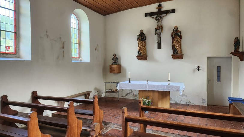 L'intérieur de la chapelle laisse apparaître d'importantes traces de moisissures.