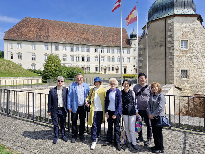 La délégation nippone entoure le chancelier de Porrentruy François Valley dans la cour du Château. (Photo : Alain Saint-Sulpice, Association Les plus beaux villages.)