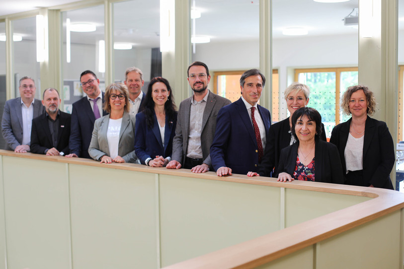 Le Gouvernement jurassien in corpore a pris la pose avec les représentants de l’EPFL et de la fondation Novandi mardi à Porrentruy. Au centre, à gauche du président du Gouvernement Martial Courtet, se trouve Anna Fontcuberta i Morral, présidente de l’EPFL. (photo : canton du Jura).