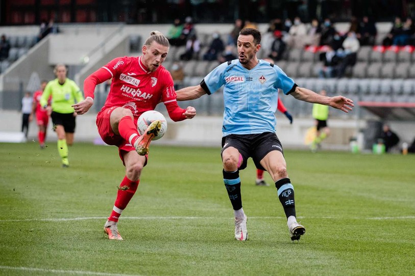 Véritable serial buteur sous le maillot biennois, Brian Beyer (en rouge) a inscrit 9 buts en 15 matchs de championnat depuis son retour. (Photo : archives/ Matthias Käser)