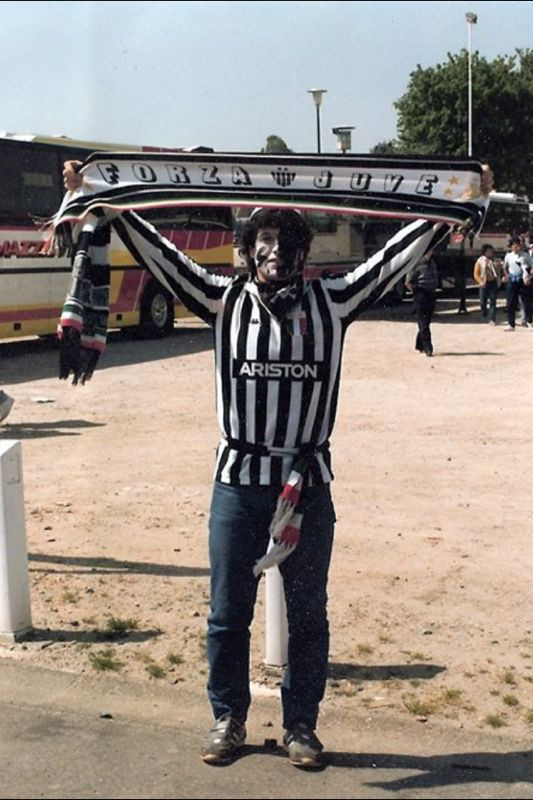 Carmine Feole dans le parking du stade du Heysel à quelques heures du coup d'envoi du match entre la Juventus et Liverpool le 29 mai 1985.