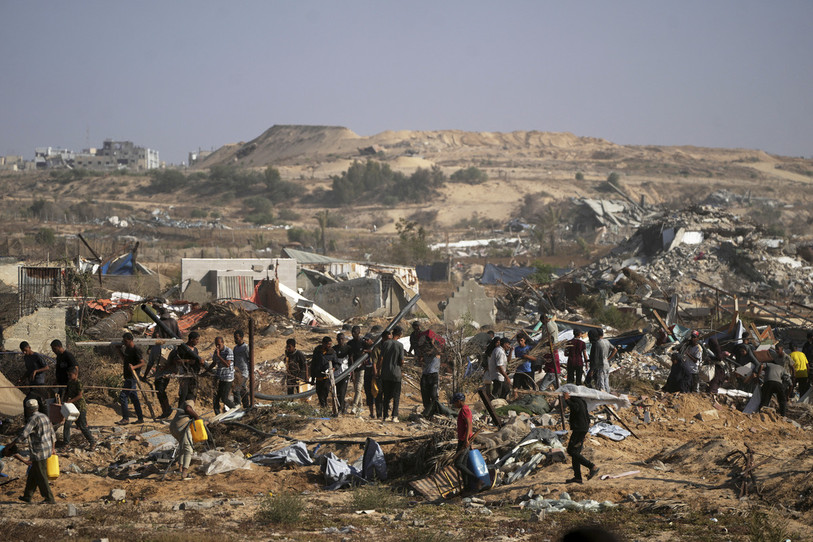 Des Palestiniens se rendent actuellement à Rafah, au sud de la bande de Gaza, pour recevoir de la nourriture et de l'aide humanitaire. (AP Photo/Abdel Kareem Hana.)