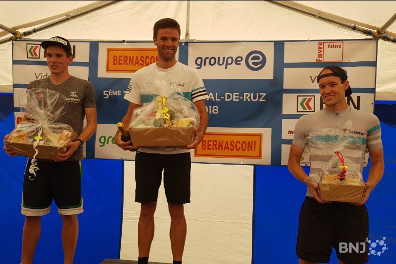 Le vainqueur Michaël Verniers entouré de Ross Williams (à gauche) et de Jeremy Barfuss.