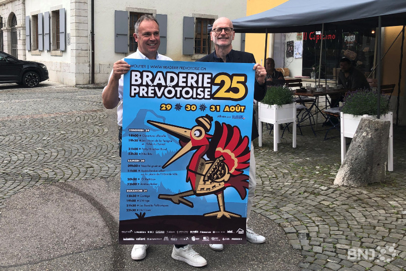 Le directeur de la manifestation Jacques Stalder (à gauche) et le chancelier municipal de Moutier Christian Vaquin ont présenté l'affiche la 28e édition de la Braderie Prévôtoise.