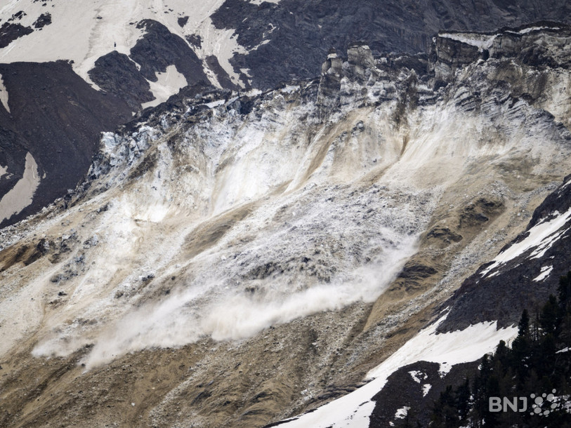 Une augmentation significative de l'activité vers le glacier a été observée depuis la nuit de mardi à mercredi. (Photo : KEYSTONE/JEAN-CHRISTOPHE BOTT.)