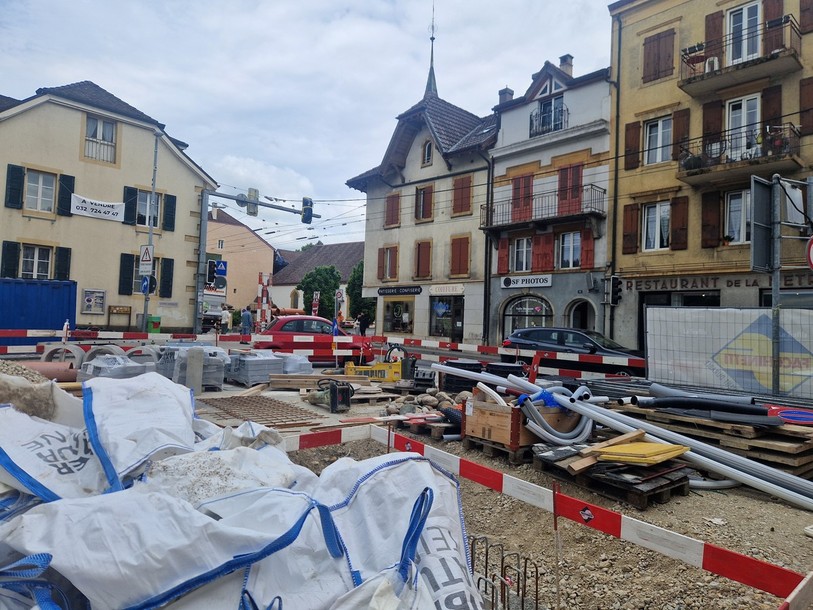 La place de la Fontaine à Peseux est totalement obstruée par les travaux. 