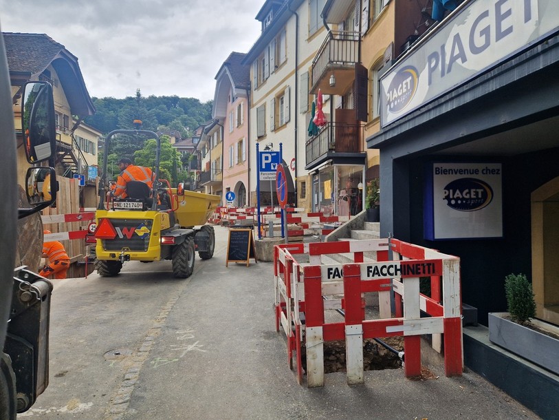 La rue du Temple, devant le magasin Piaget, est en travaux et pour le moment, il n'y a plus de places de parc pour le commerce. 