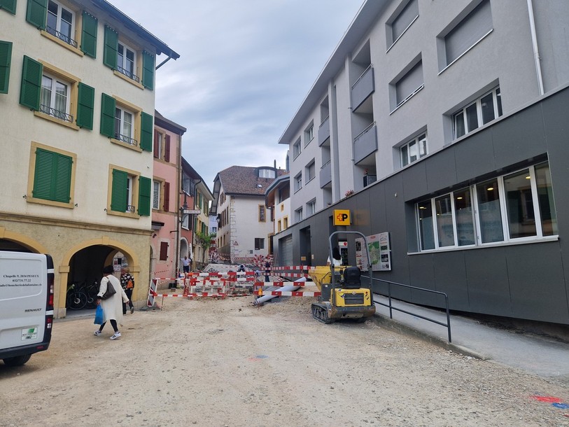 La rue de la Chapelle, devant la boucherie de la Fontaine, est totalement fermée à la circulation. 