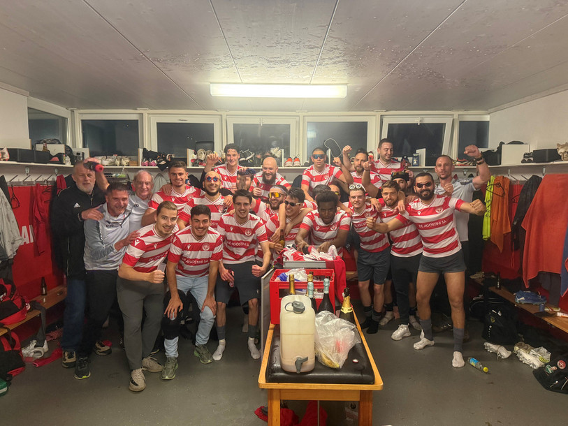 Les joueurs, le staff et le comité du FC Colombier étaient en fête mercredi soir au stade des Chézards (photo : FC Colombier).