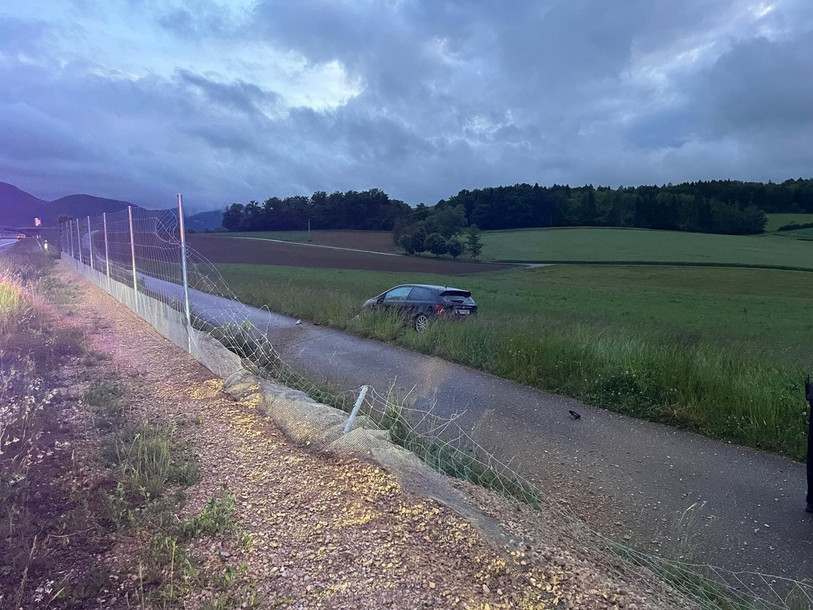Un accident a impliqué une voiture qui est sortie de l'autoroute peu après la galerie de Develier avant de terminer sa course dans un champ (photo: police cantonale jurassienne).