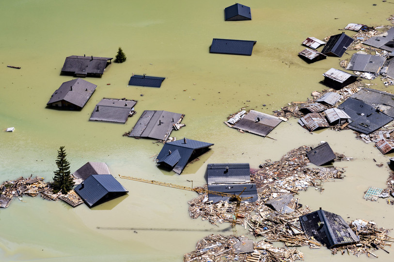 « Une surveillance active de la zone sinistrée et du comportement du lac, de la rivière et du barrage de Ferden est effectuée », indique l'OCC ce vendredi. (Photo : KEYSTONE/Jean-Christophe Bott.)