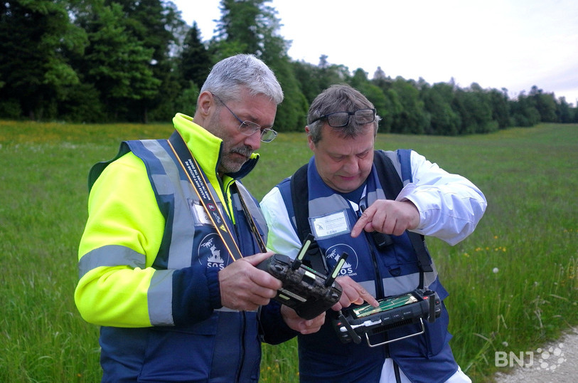 Albéric Courbat et Yves Eray aux commandes des drones afin de repérer les faons.