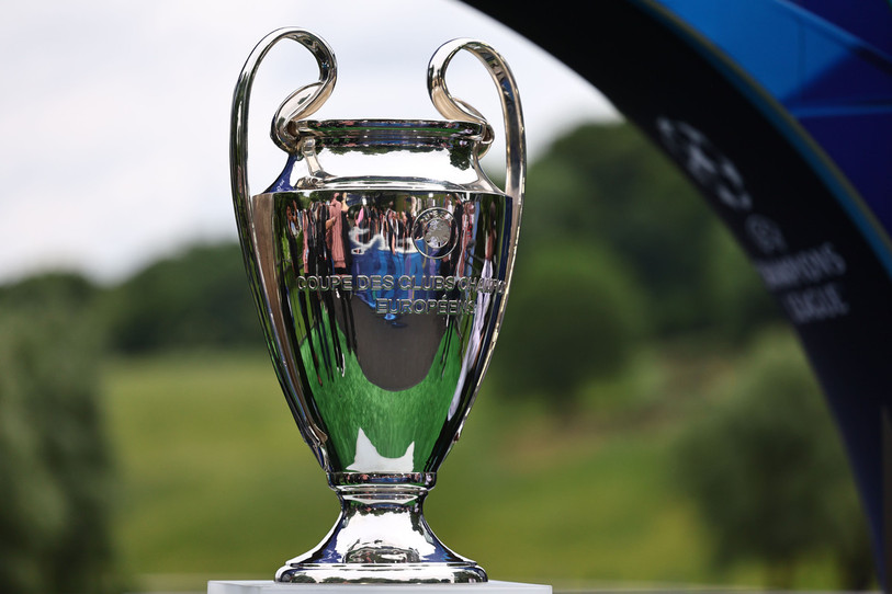 Qui de l'Inter Milan ou du Paris Saint-Germain soulèvera la Coupe aux grandes oreilles ? (EPA/ANNA SZILAGYI)
