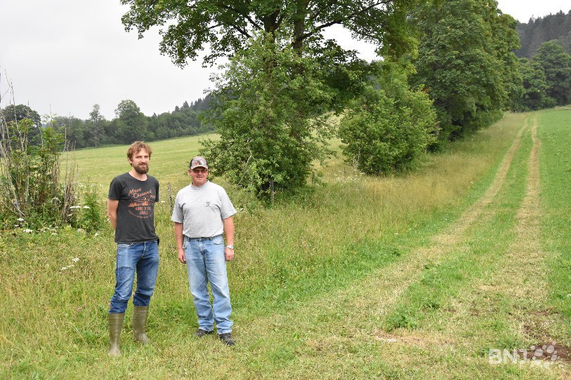 Anatole Gerber du Parc Chasseral et Jacob Fritz, agriculteur au Cerneux-Veusil, défendent l'importance des bandes herbeuses pour la biodiversité
