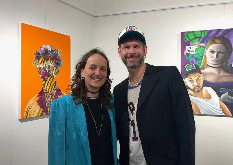 Rosalie Evard et Yannick Lambelet devant leur tableau, à la Galerie 2016 à Hauterive. (Photo: Jessie Schaer, Galerie 2016)