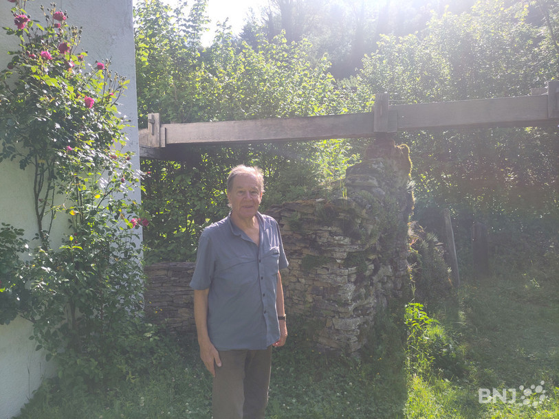 Jean-Jacques Dünki, propriétaire du Moulin de Soubey depuis 2013, doit se résoudre à le céder pour des raisons de santé. Il pose ici devant la chenau qui alimente la roue du moulin.