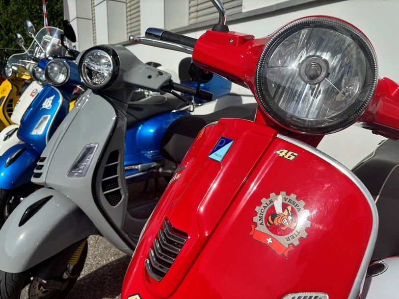 Les Vespas ont donné un goût de Dolce Vita aux Laives à Moutier.