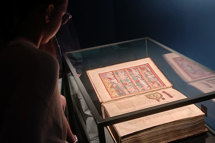 Une élève observe avec attention la Bible de Moutier-Grandval. (Photo : Elena Angiolini)